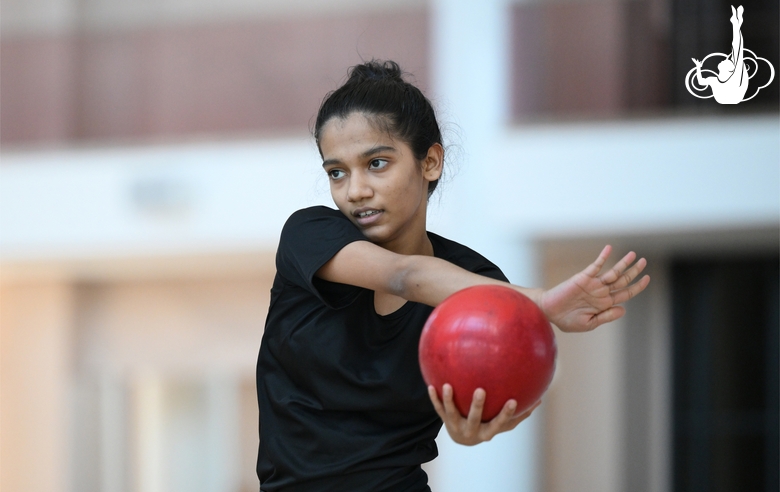 Гимнастка Арья Нитеш Кадам во время тренировки в Академии