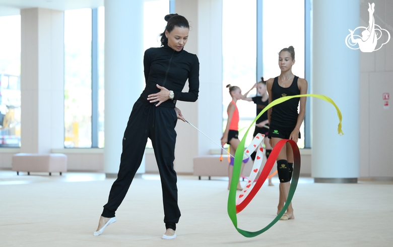 Тренер Ульяна Трофимова и Александра Кирюшина во время восстановительных сборов в Академии