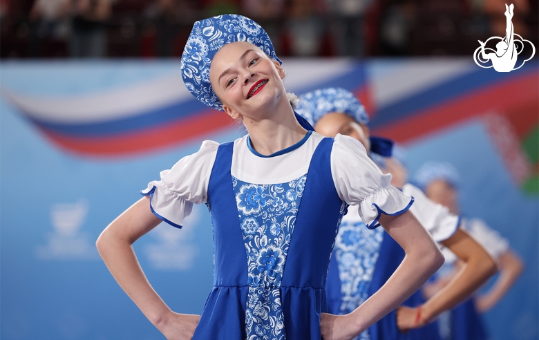 Гимнастка во время церемонии открытия соревнований