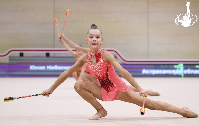 Групповички Астраханской области во время упражнения с булавами