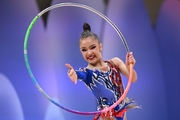 Ксения Савинова во время выполнения упражнения с обручем на всероссийском турнире «Кубок "Небесная грация"»