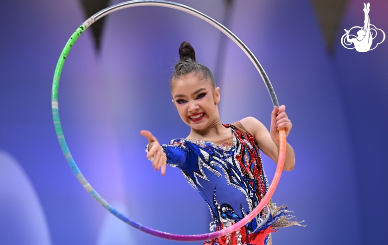 Ксения Савинова во время выполнения упражнения с обручем на всероссийском турнире «Кубок "Небесная грация"»