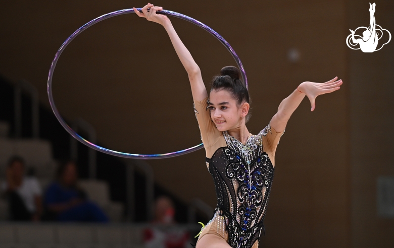 Анна Вакуленко во время упражнения с обручем