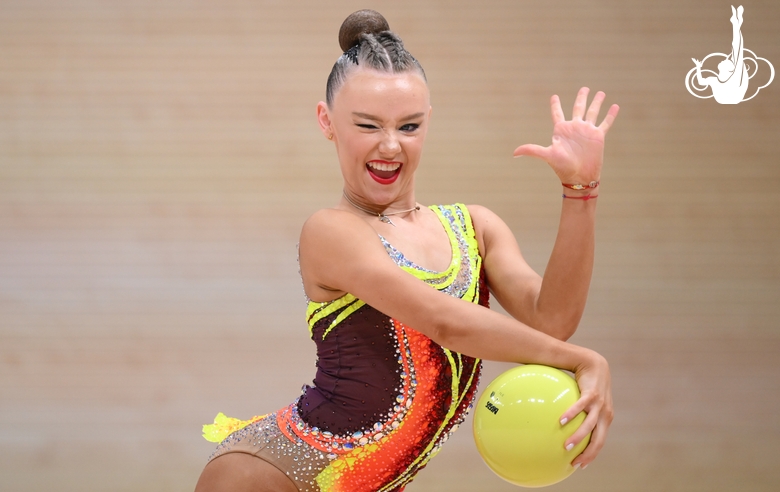 Алиса Медведева во время упражнения с мячом
