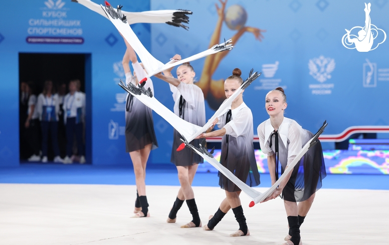 Гимнастки во время церемонии открытия соревнований