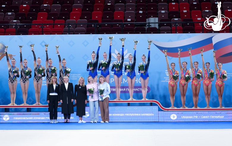 Команды-призеры финала с обручами и мячами среди сениорок