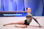 Елизавета Уральшина во время упражнения с обручем на всероссийском турнире «Кубок "Небесная грация"»