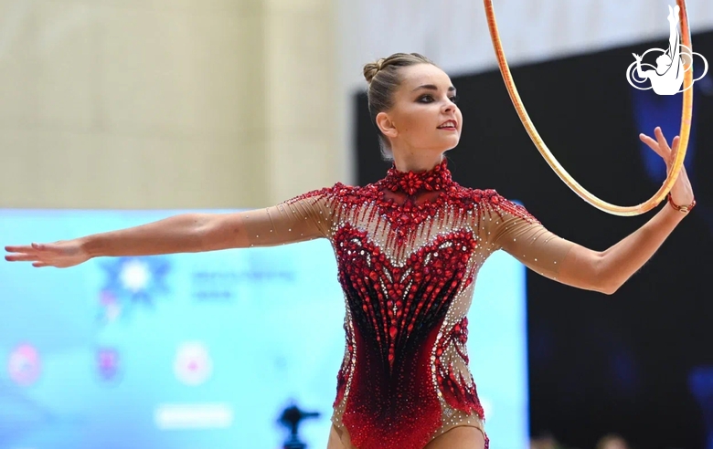 Арина Аверина во время упражнения с обручем