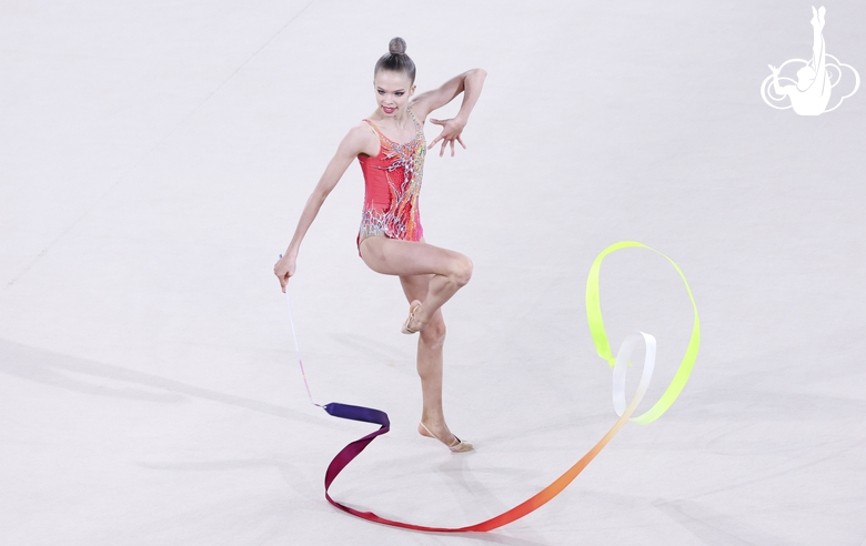 Таисия Вячина во время упражнения с лентой