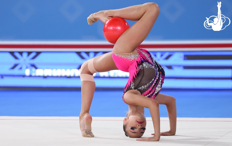 Ксения Савинова во время упражнения с мячом