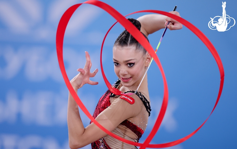 Ульяна Янус во время упражнения с лентой