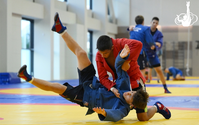 Участники сборов во время тренировки в Академии единоборств