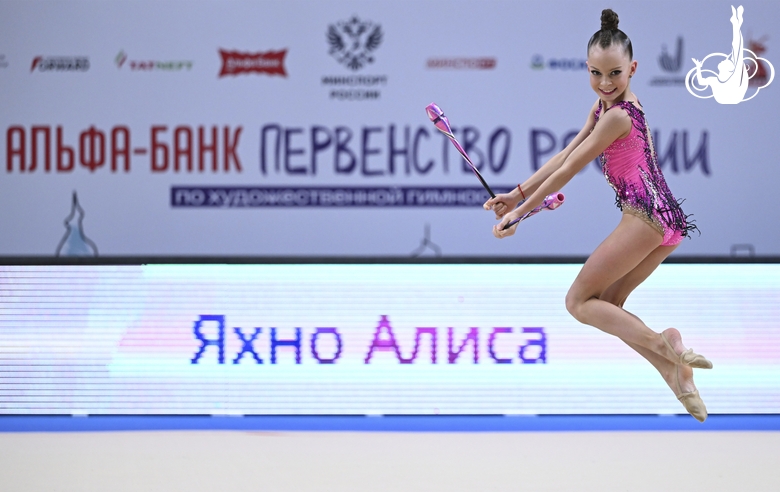 Алиса Яхно во время упражнения с булавами