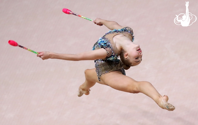 Упражнение с булавами. Наталья Усова (Узбекистан)