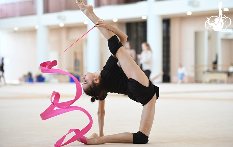 Анна Вакуленко во время упражнения с лентой