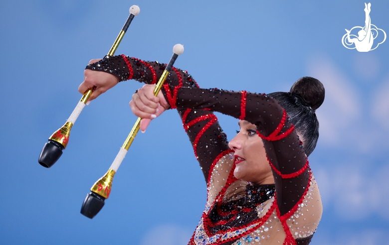 Алина Горносько во время упражнения с булавами