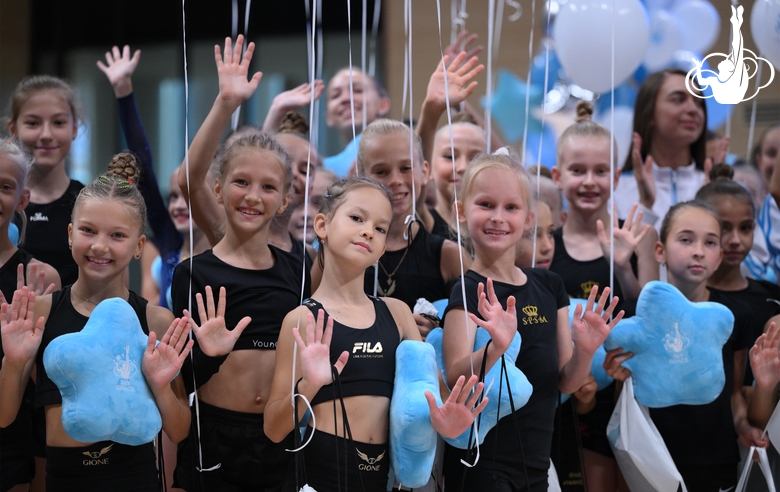 Участницы сборов во время отчетного концерта