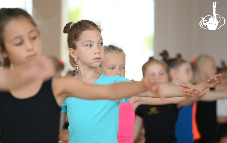 Гимнастки во время хореографии на учебно-тренировочных сборах в Академии