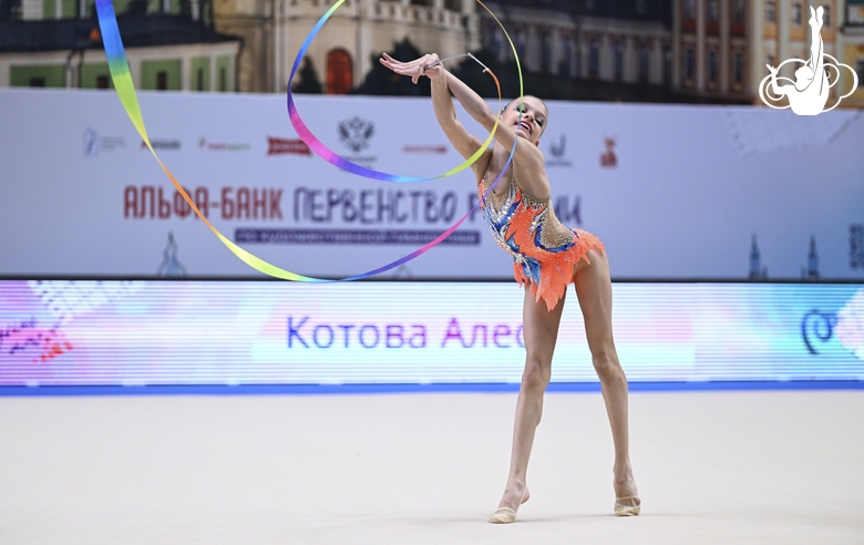 Алеся Котова во время упражнения с лентой