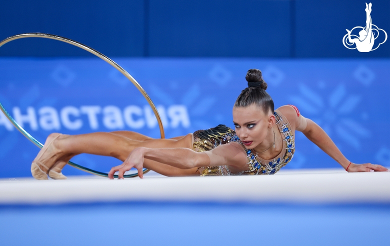 Анастасия Власенко во время упражнения с обручем