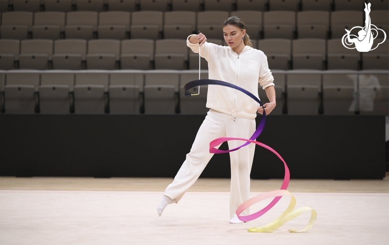 Олимпийская чемпионка Алина Кабаева с гимнастками во время тренировки