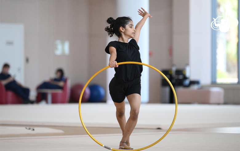 Гимнастка Авани Нитеш Кадам во время тренировки в Академии