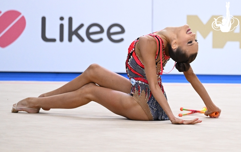 Виктория Беспалова во время упражнения с булавами