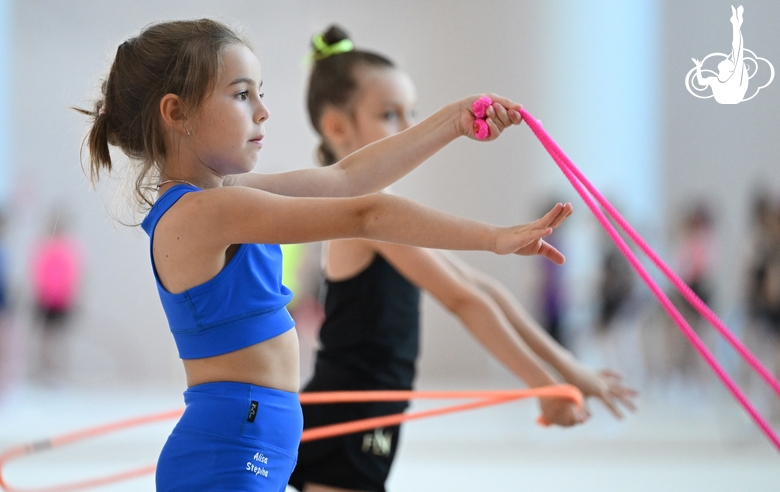 Гимнастка из «Амурского тигра» во время упражнения со скакалкой