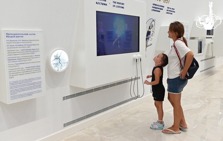 Участница отбора в музее Академии