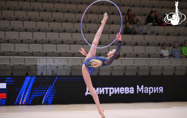 Мария Дмитриева во время упражнения с обручем