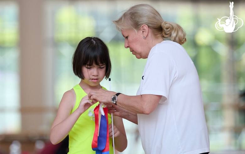 Тренер-преподаватель из Санкт-Петербурга Ольга Зорькина занимается на сборах с детьми с особенностями развития