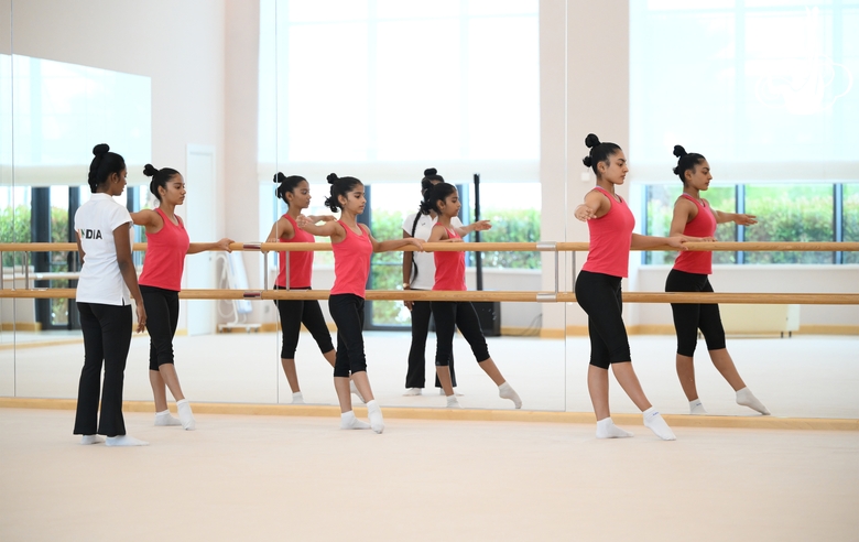 Тренер Пуджа Сурве и гимнастки во время хореографии