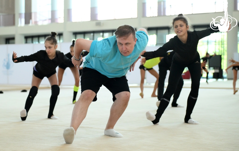 Занятия гимнасток танцами под руководством Дмитрия Степанчикова