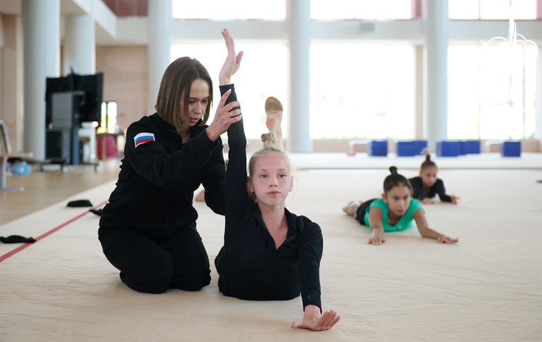 Тренер Академии Ольга Минигалина с гимнастками во время восстановительных сборов