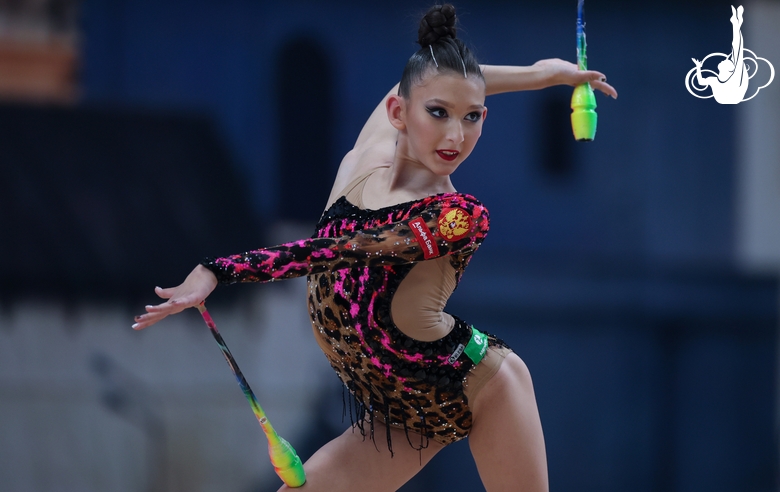 Николь Римарачин Диас во время упражнения с булавами