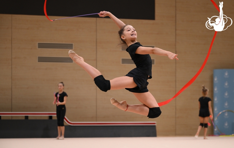 Гимнастка во время упражнения с лентой на опробовании ковра в Академии художественной гимнастики «Небесная грация» Алины Кабаевой