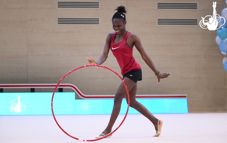 Маланда Майнга Месси Селест во время выступления на отчетном концерте