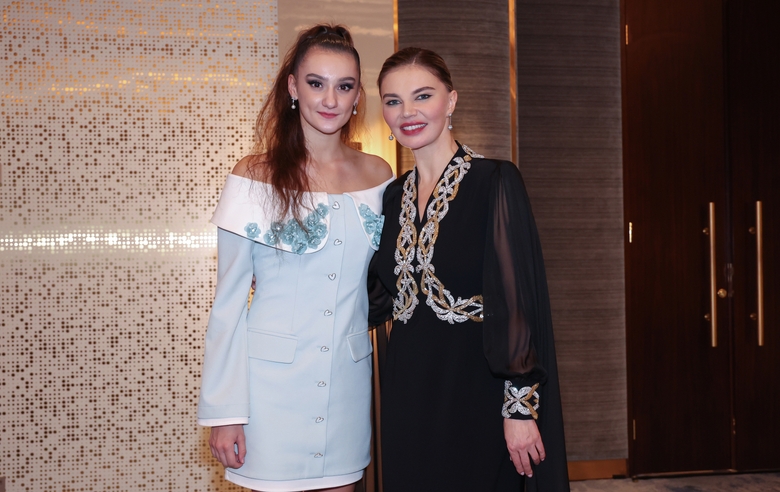 22 ноября 2024. Олимпийская чемпионка Алина Кабаева и Алина Горносько после церемонии награждения на международном турнире «Кубок "Небесная грация"» в Дохе