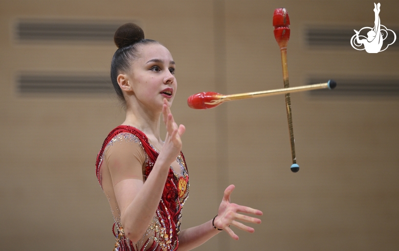 Мария Борисова во время упражнения с булавами