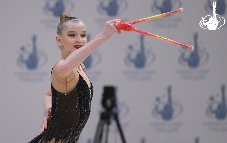 Александра Борисова во время упражнения с булавами