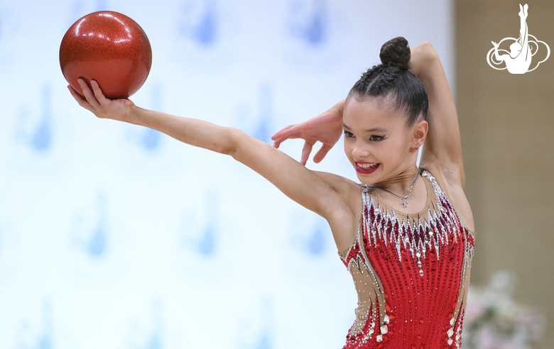 Диана Котловская во время упражнения с мячом