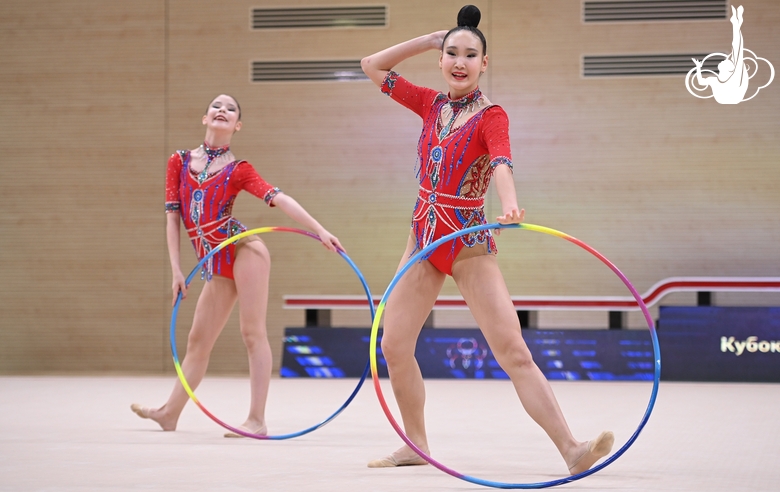 Гимнастки во время упражнения с обручами