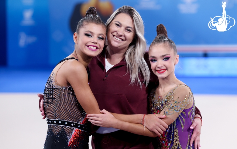 Каролина Тарасова, Ксения Савинова и их тренер Евгения Елисеева после церемонии награждения