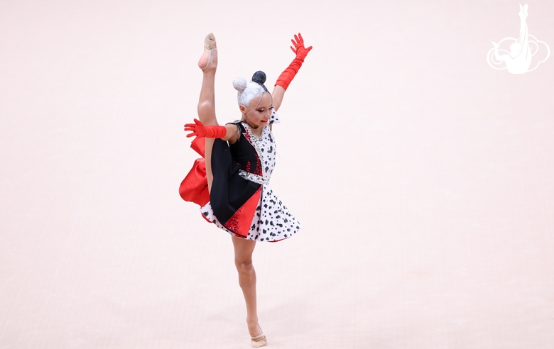 Юная гимнастка во время выступления