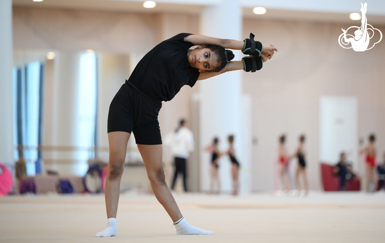 Гимнастка Авани Нитеш Кадам во время тренировки в Академии