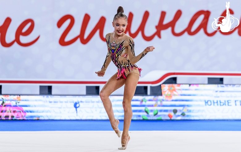 Ксения Савинова во время выступления