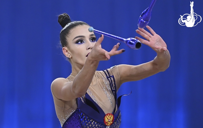 Арина Ткачук во время упражнения с булавами