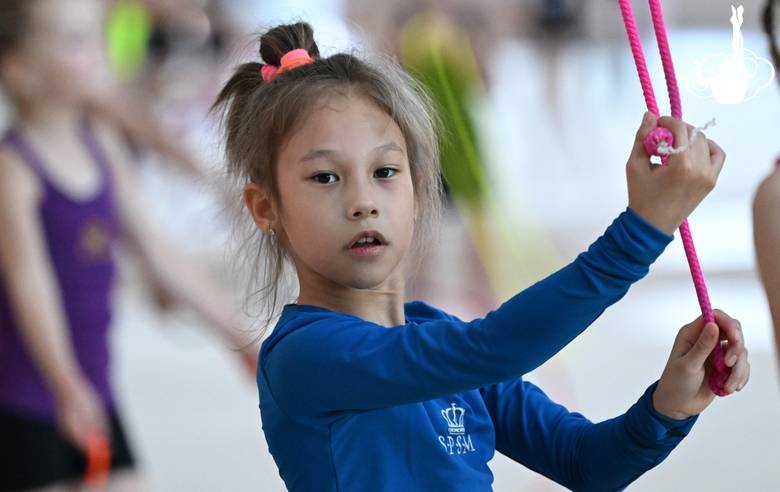 Гимнастка из «Амурского тигра» во время упражнения со скакалкой