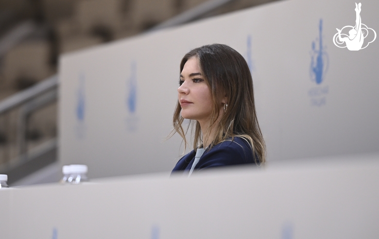 Олимпийская чемпионка Алина Кабаева оценивает выступления гимнасток во время контрольной тренировки