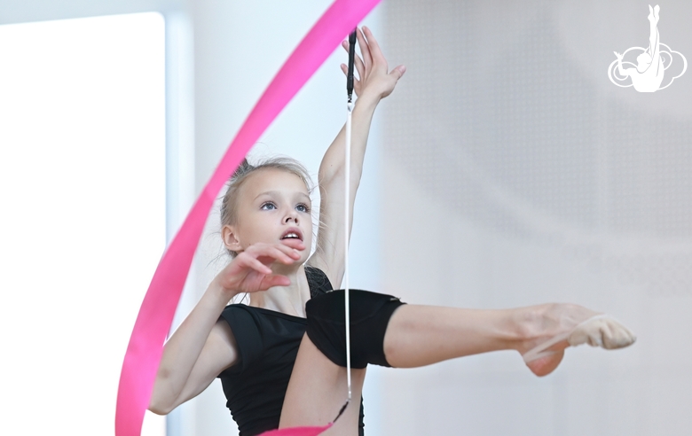 Кристина Войтенко во время упражнения с лентой